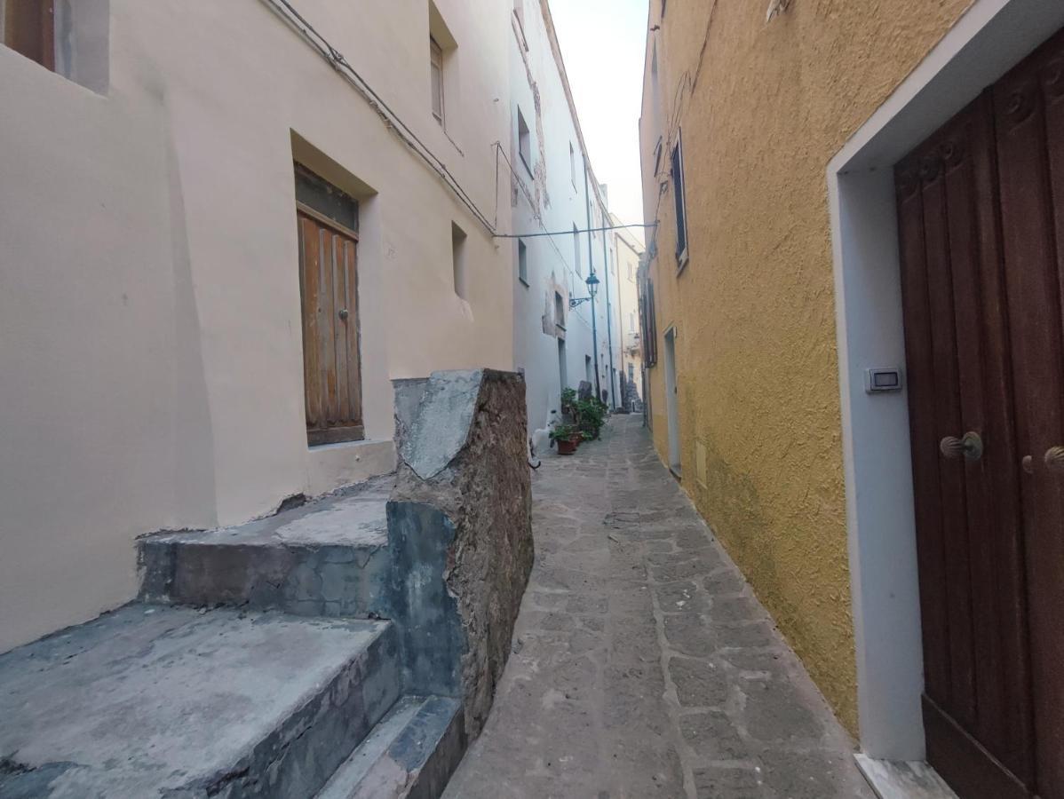 לינה וארוחת בוקר קאסטלסארדו Residenza Nel Borgo L'Appusentu מראה חיצוני תמונה